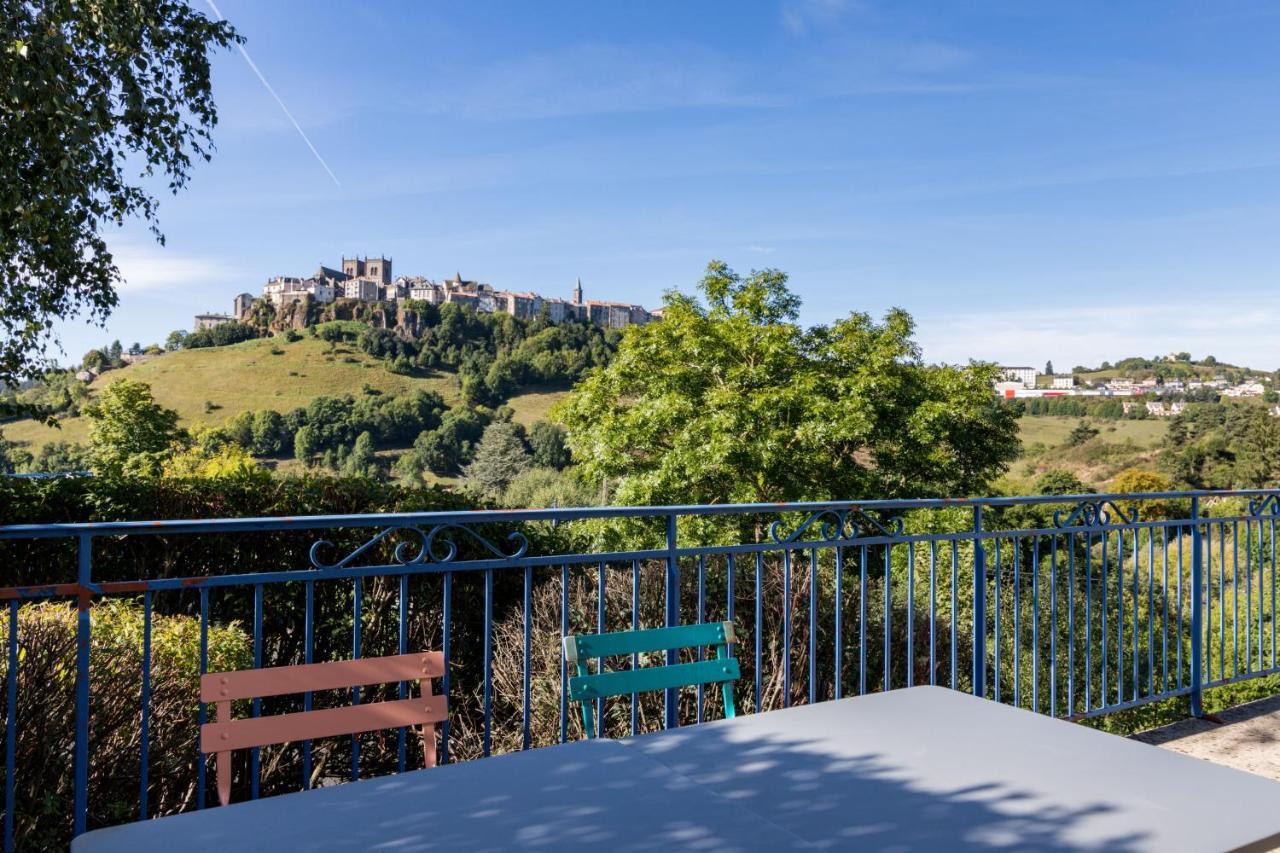 Brit Hotel Essentiel Saint-Flour Bagian luar foto